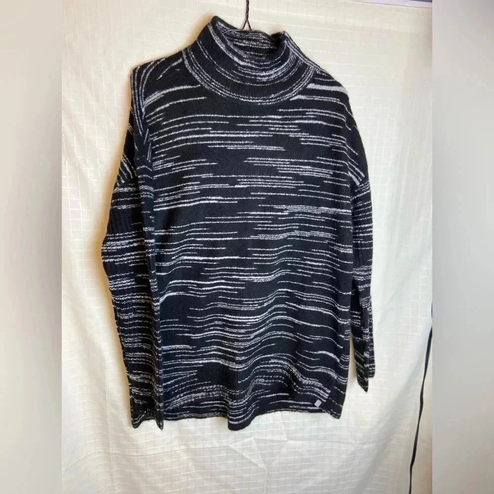 Women's Talbots Black and White Sweater Size M